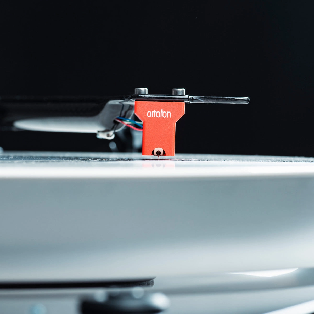 Pro-Ject X2 B Turntable with Ortofon Quintet Red Cartridge (Satin White)